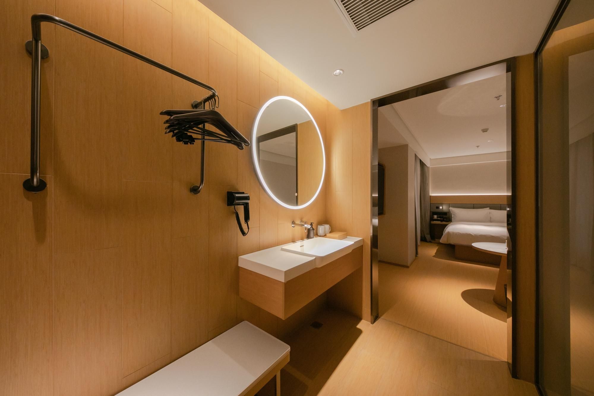 Huazhu - Room With Bed