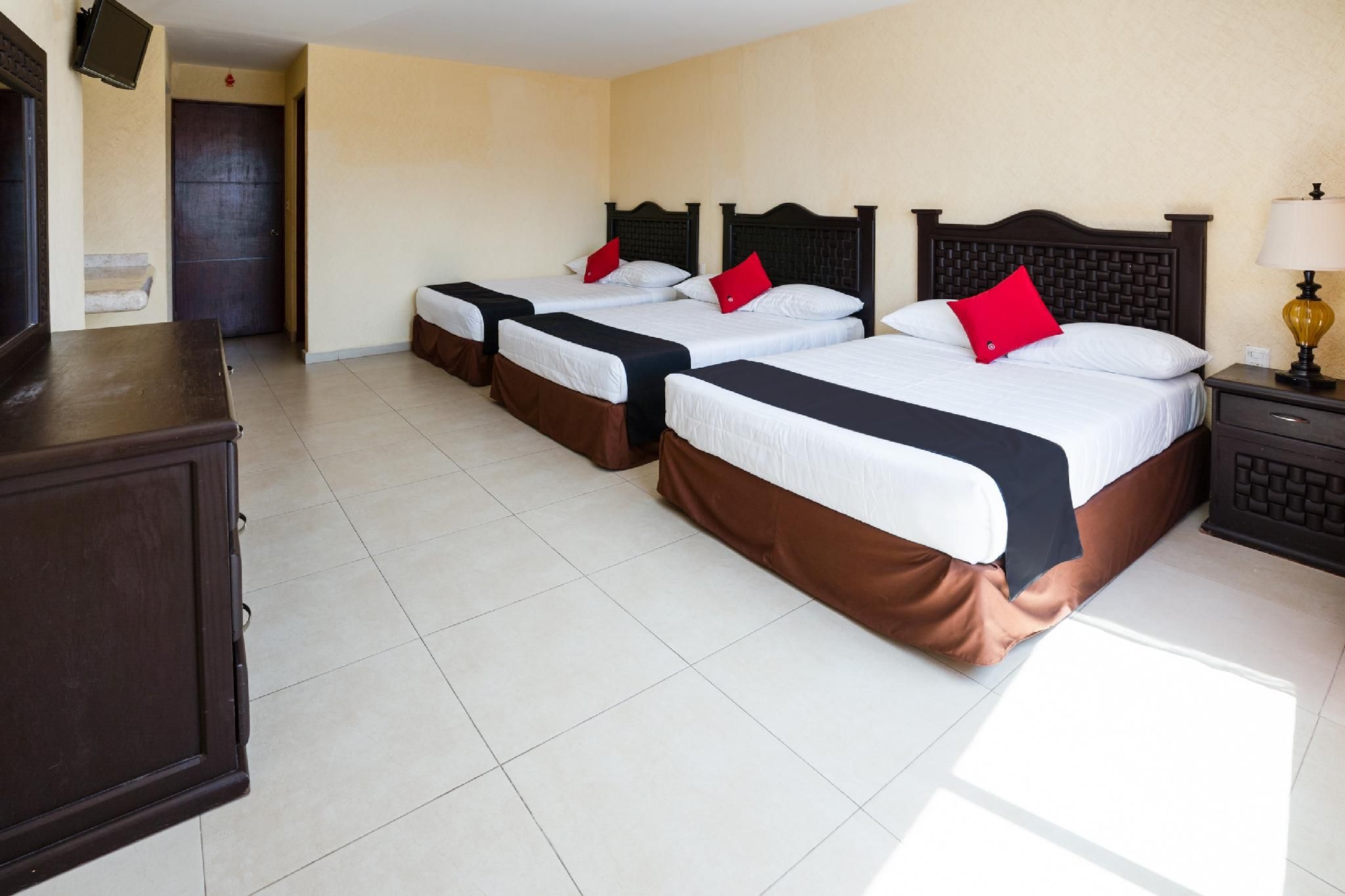 Capital O Hotel Los Caracoles Standard Three beds 2