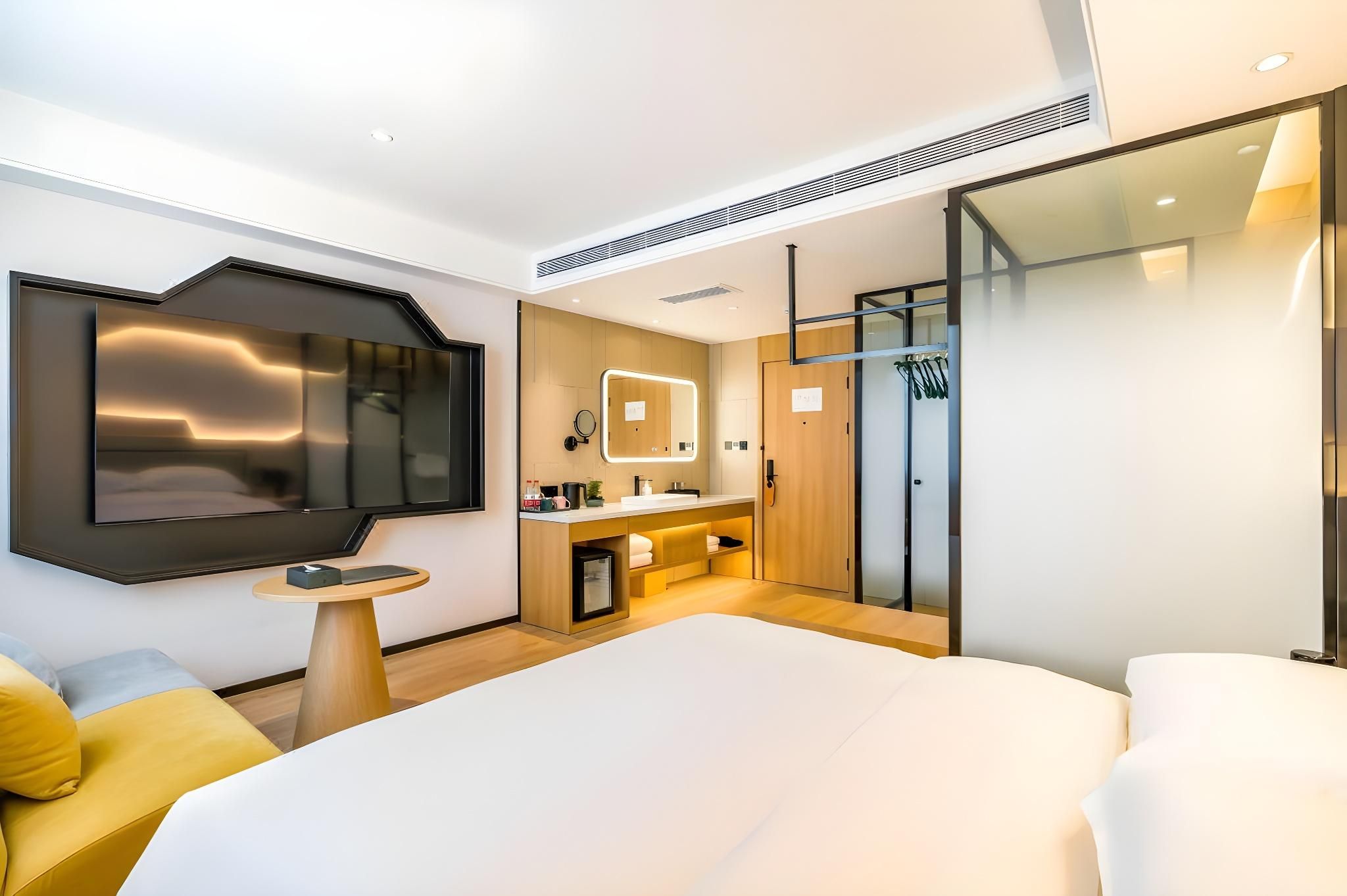 Queen Room with Window