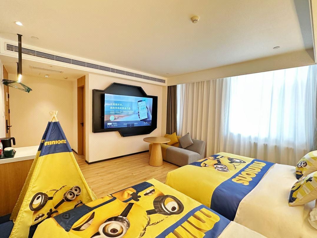 Family Room with Nature - Kid-Friendly