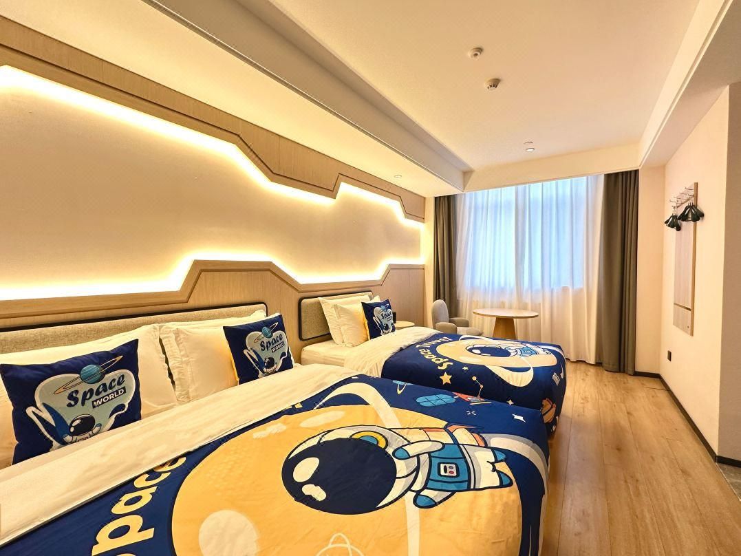 Family Room with Nature - Kid-Friendly