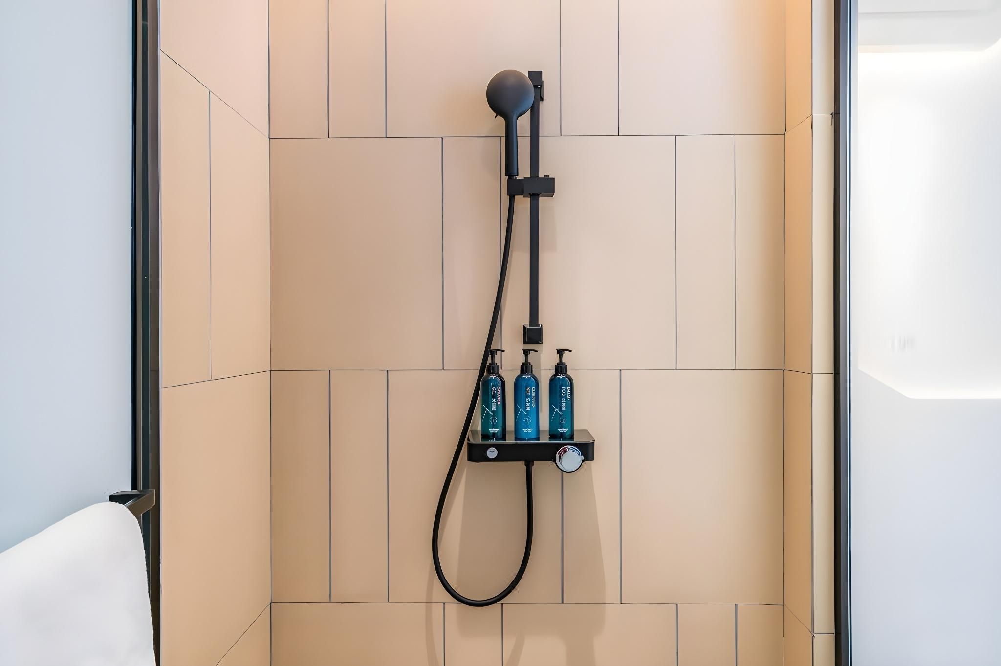 Queen Room with Window