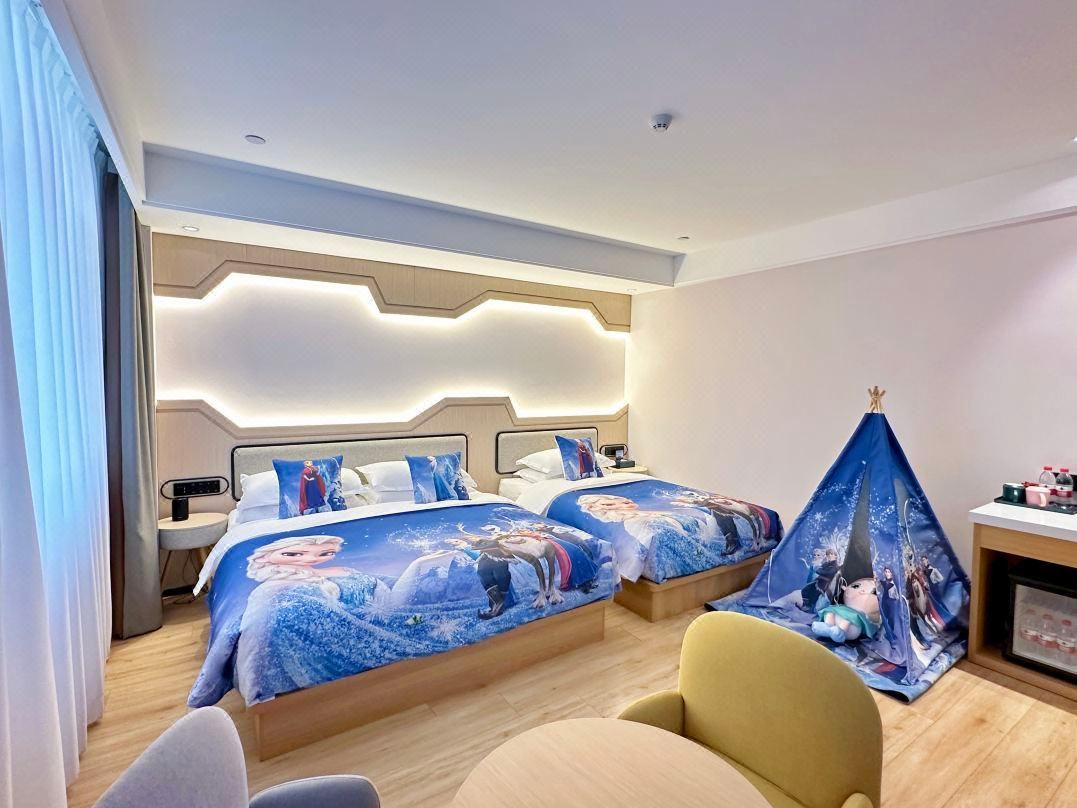 Family Room with Nature - Kid-Friendly