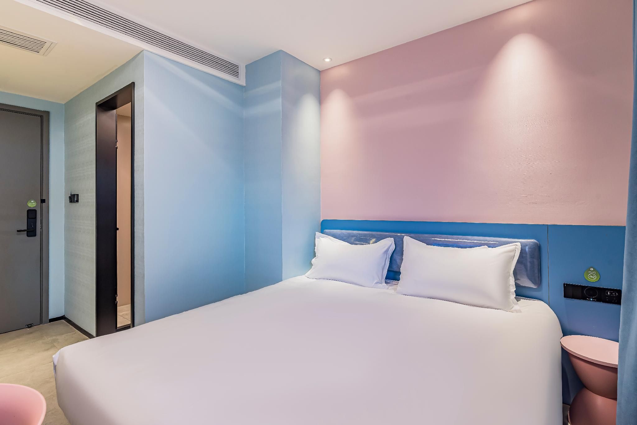 Huazhu - Room With Bed