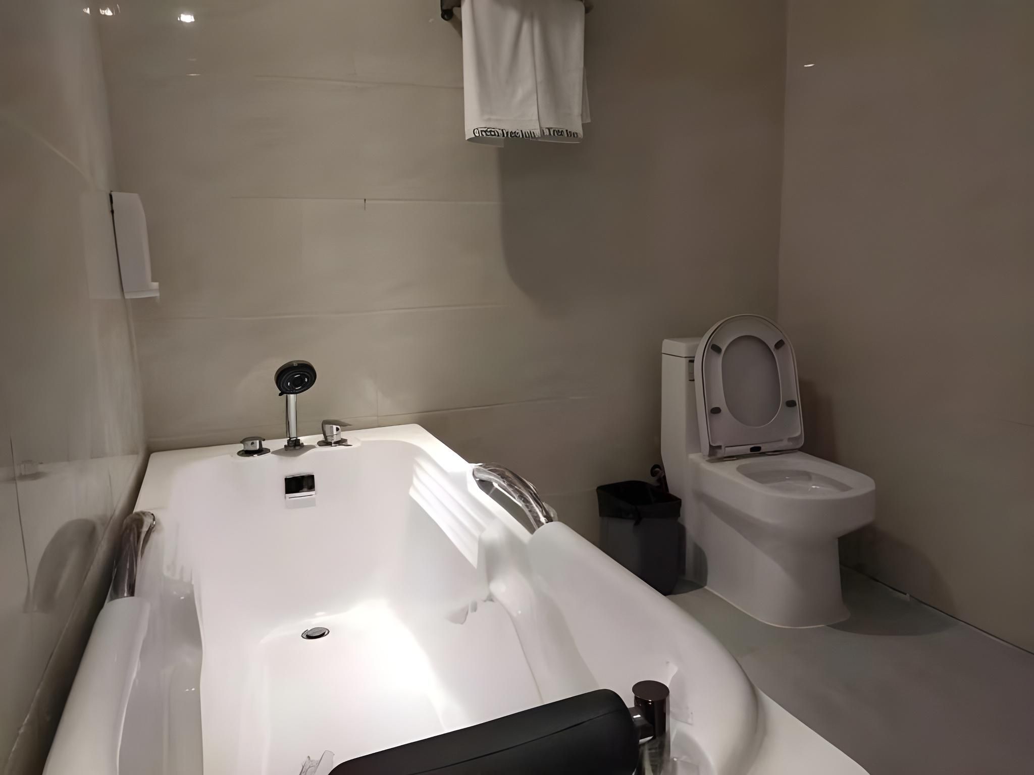 GTI - Fashion Superior 1 Bed Room, Bathtub