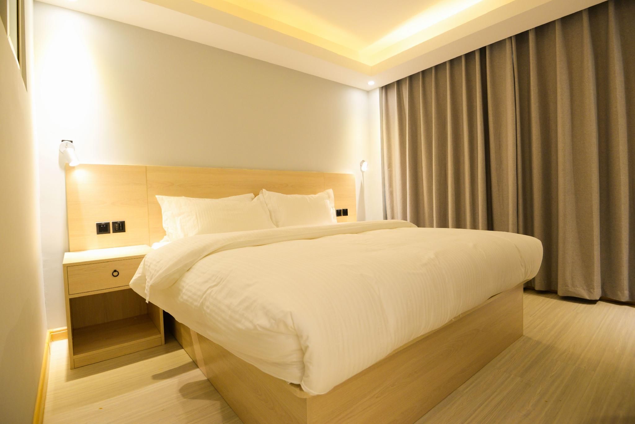 Business Queen Room