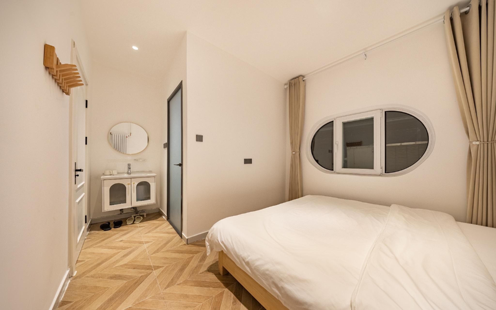 Guest room, Queen