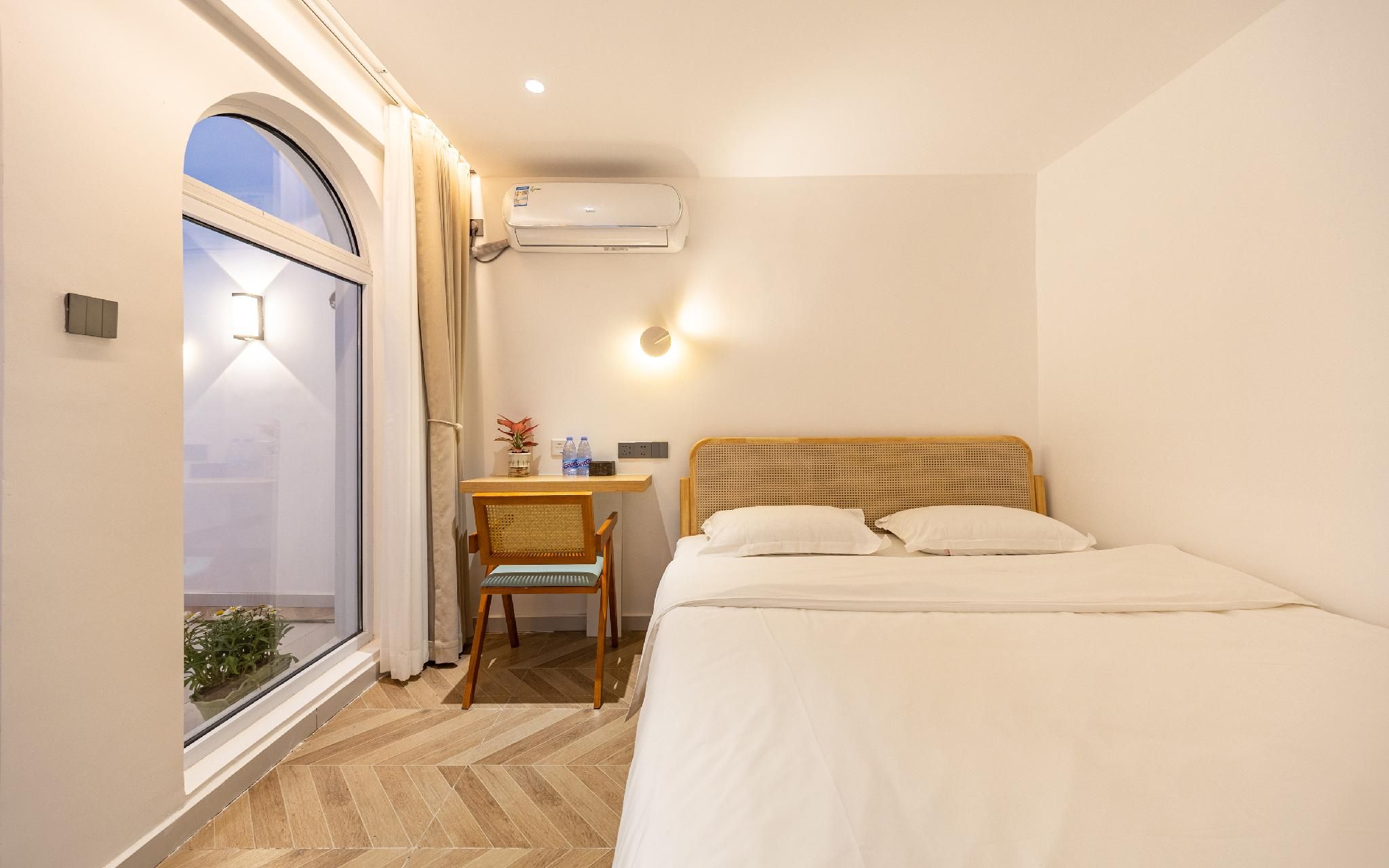 Room with Queen Bed