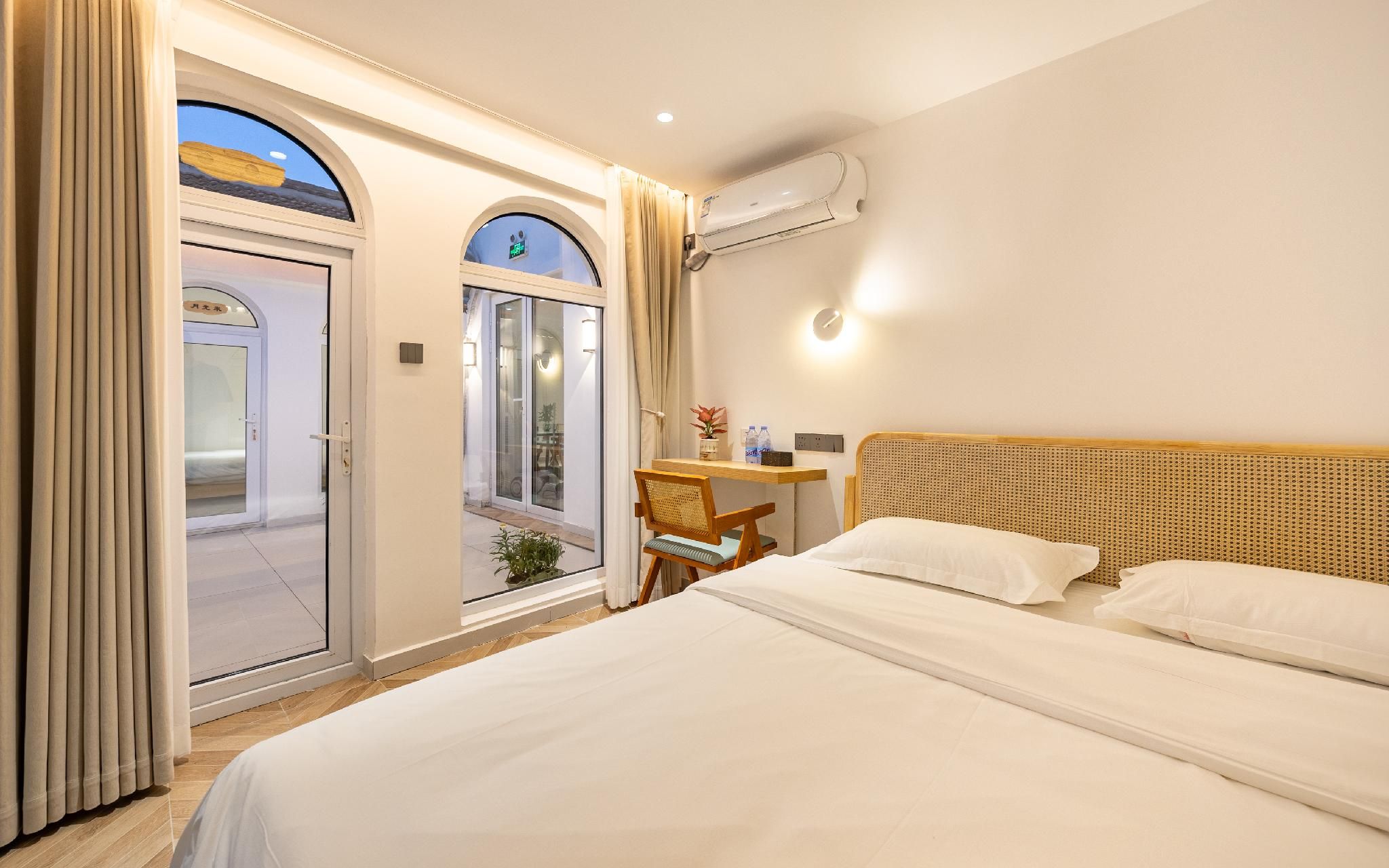 Room with Queen Bed