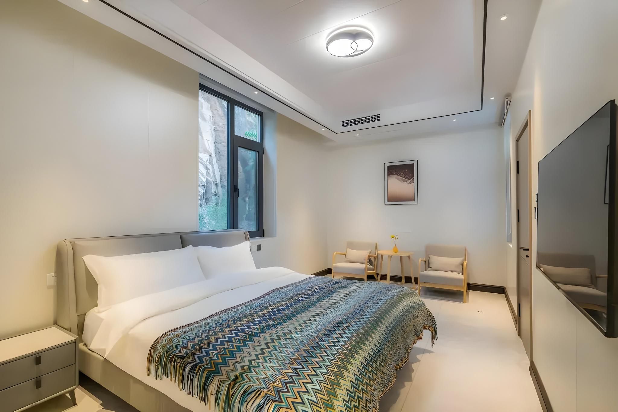 Queen Room with View