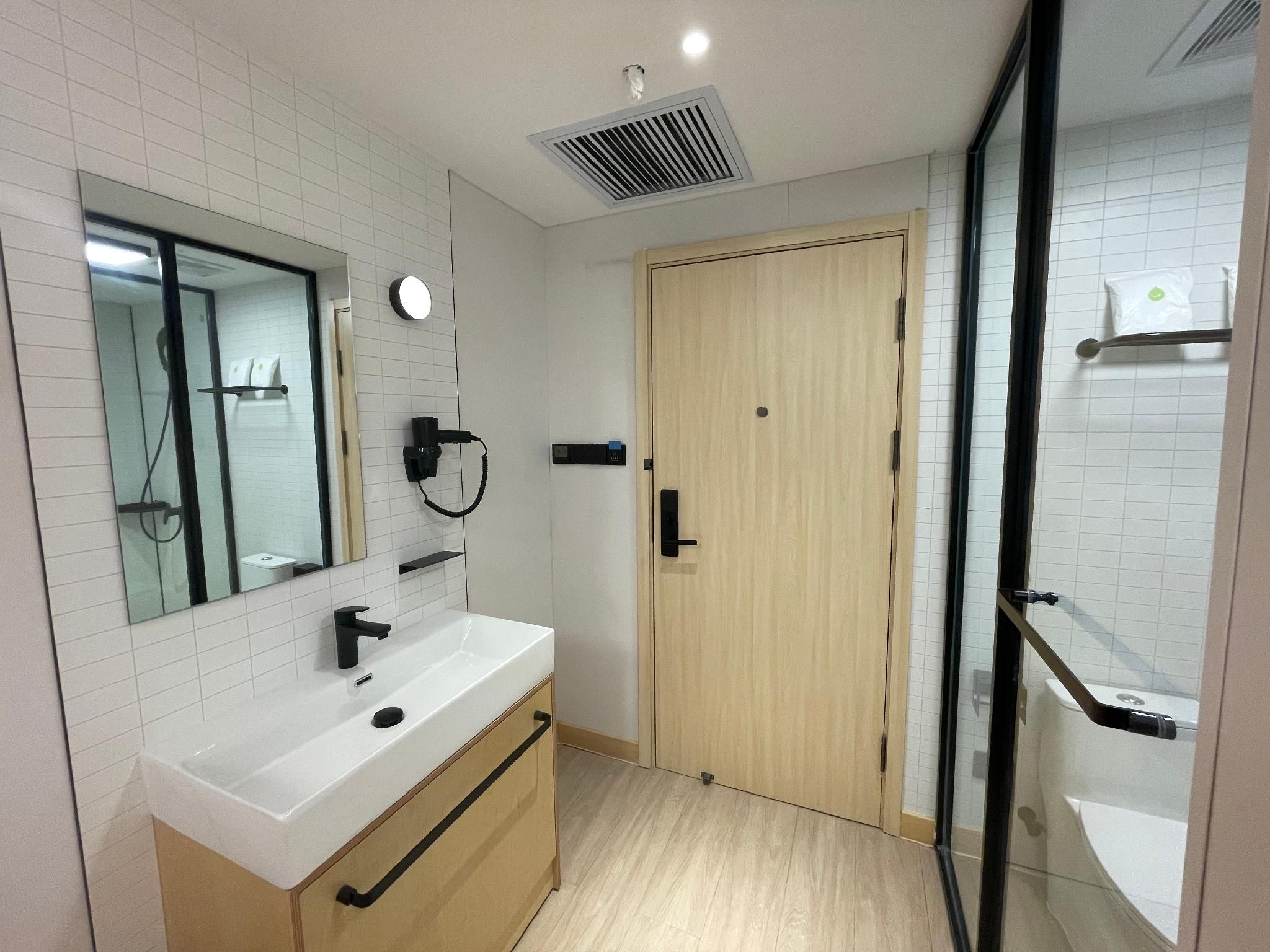 Huazhu - Room With Bed