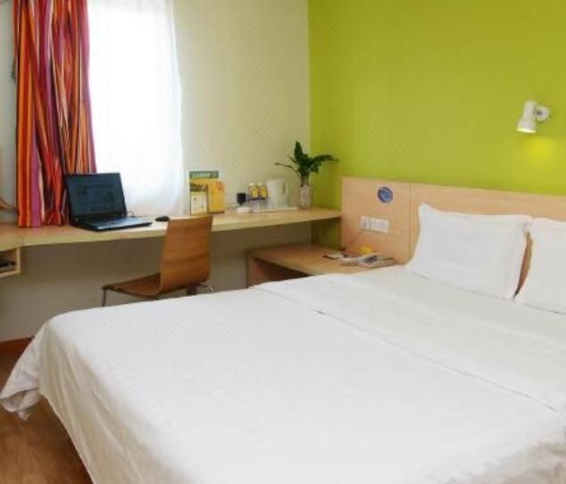 Business Queen Room