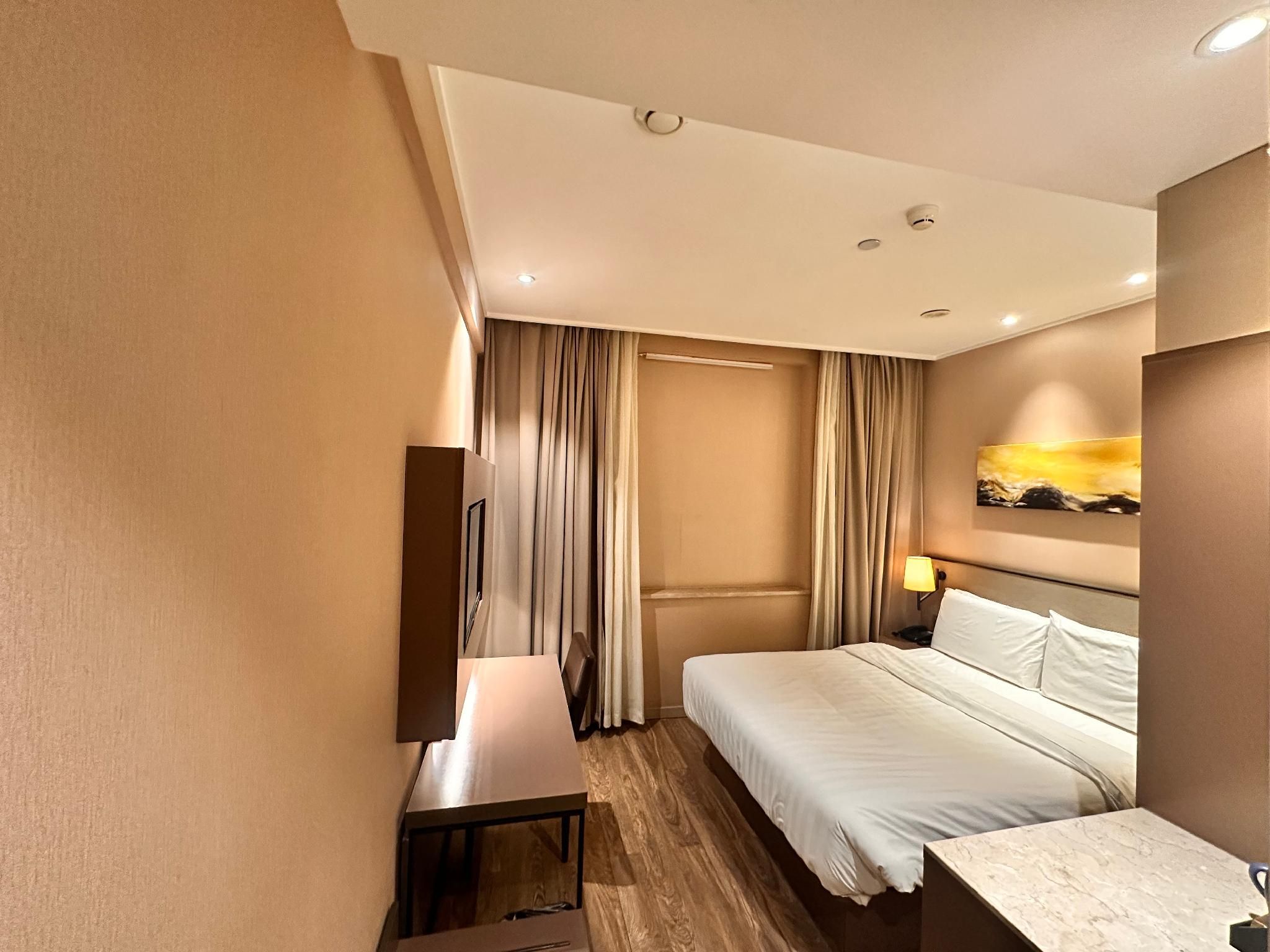 Queen Room A
