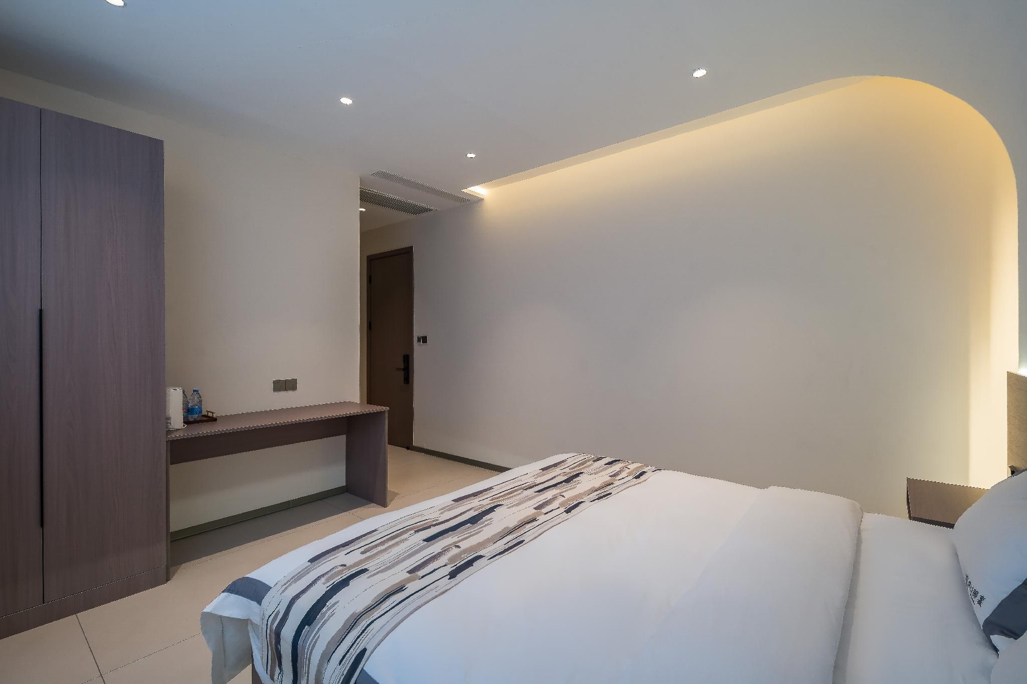 1 King Room