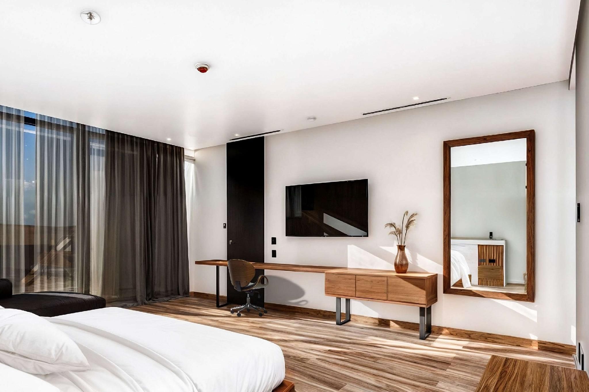 1 King Bed, Nonsmoking