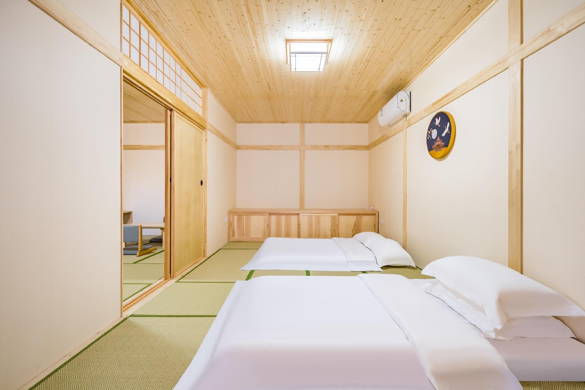 Room with Queen Bed