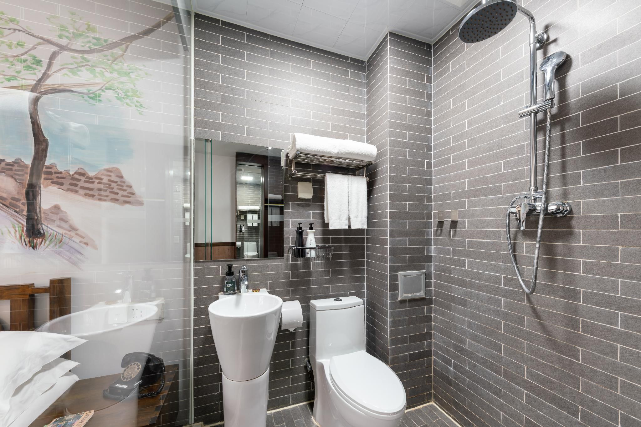 Nostalgia Hotel - Beijing YongheLama & Nanluoguxiang Double Plus Room with Queen Bed - Room Only 3