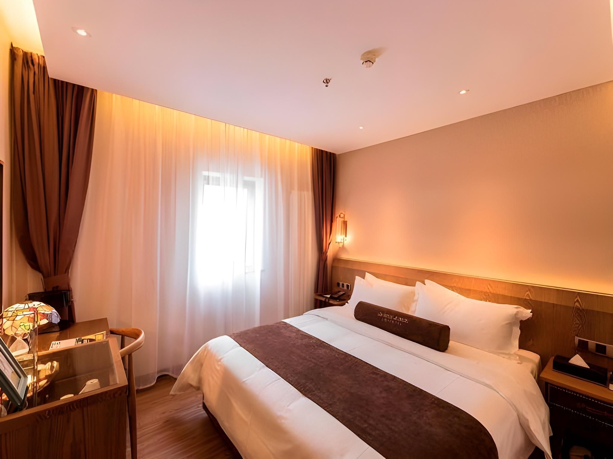 James Joyce - Queen Bed Room