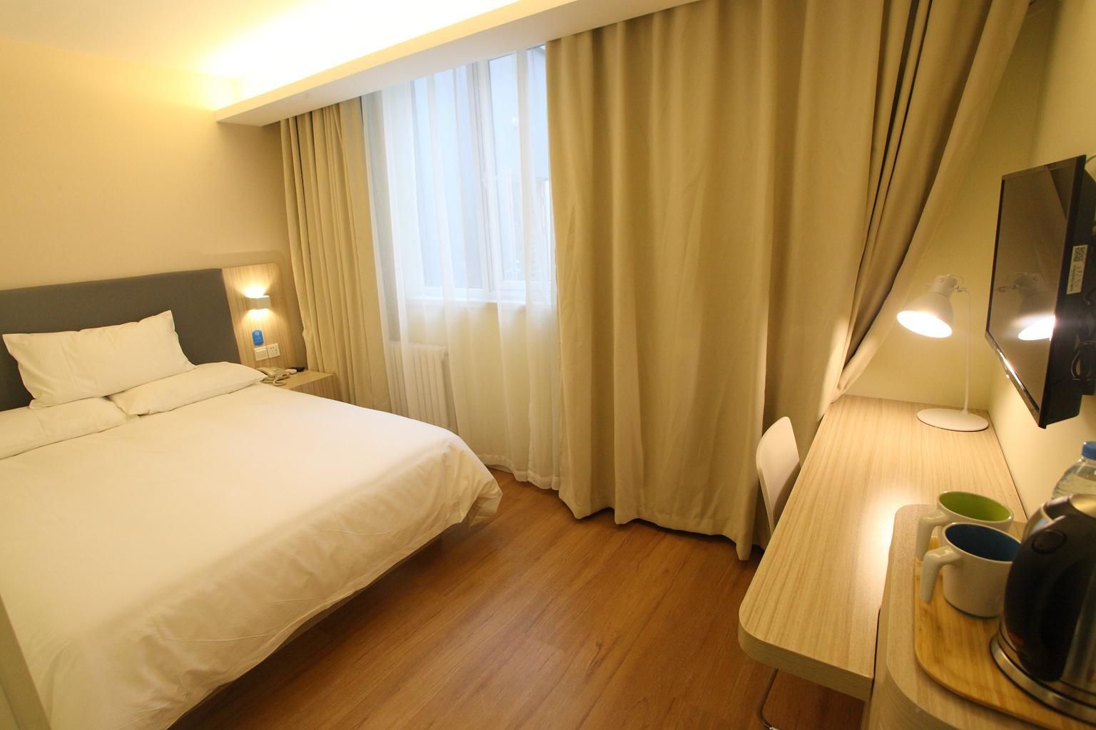 Hotel Queen Room