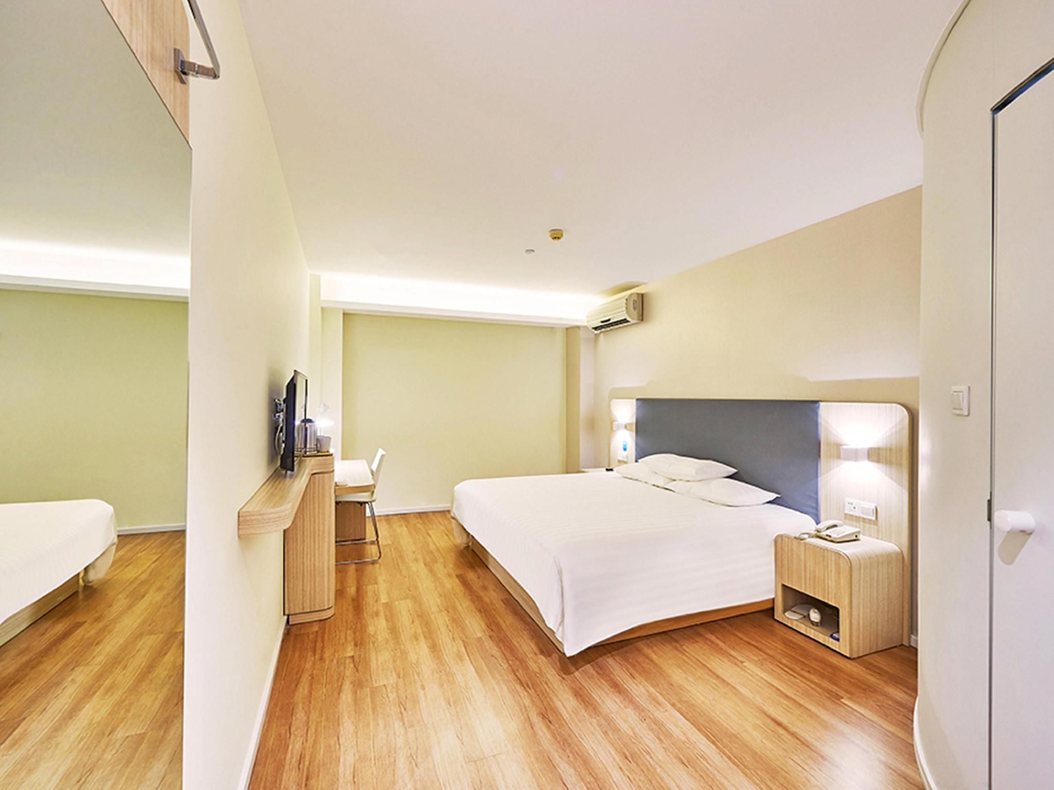 Queen Room A