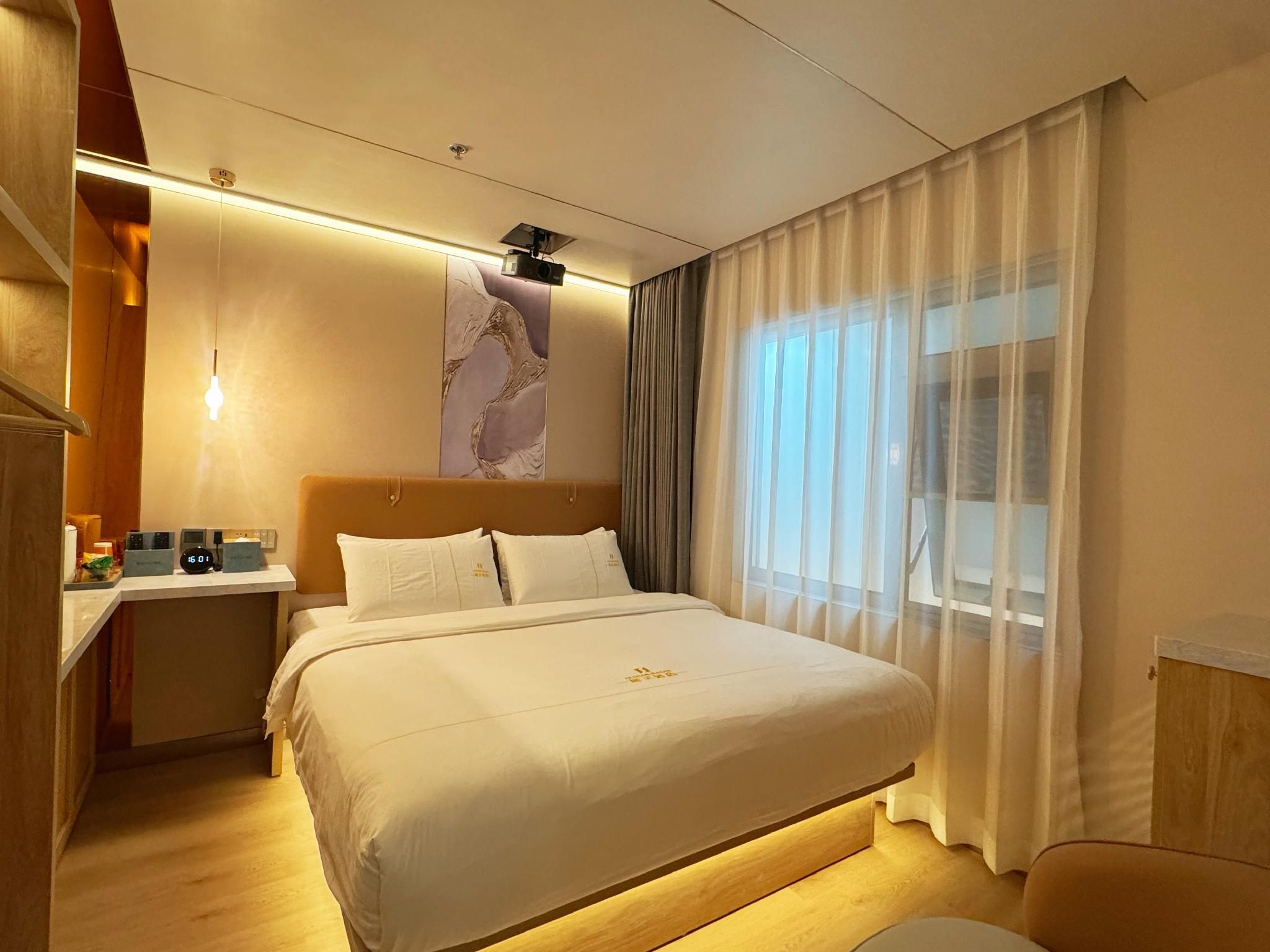 GTR - Guest Room with One 1.8M Bed