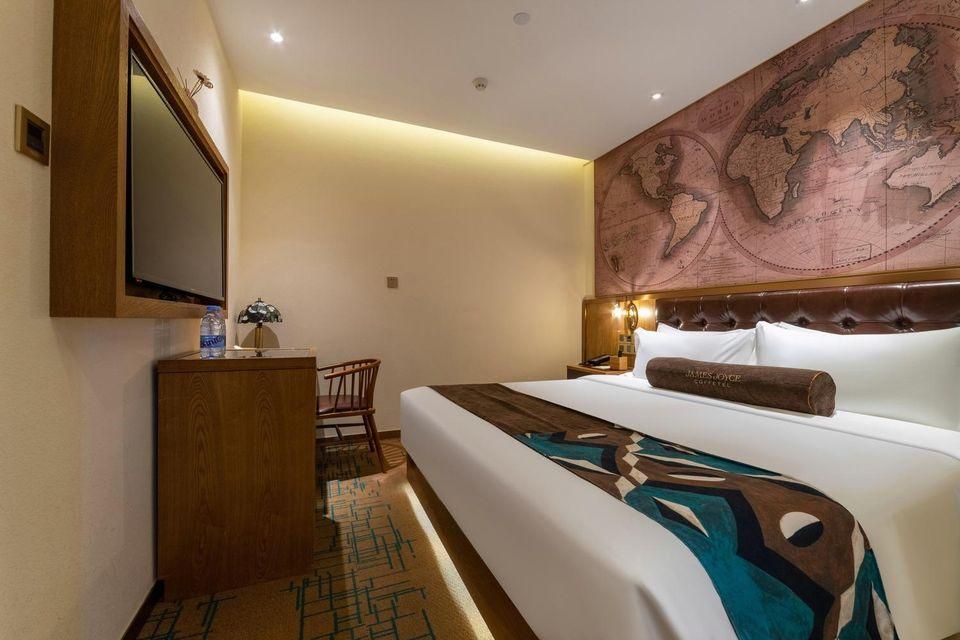 James Joyce - Queen Bed Room