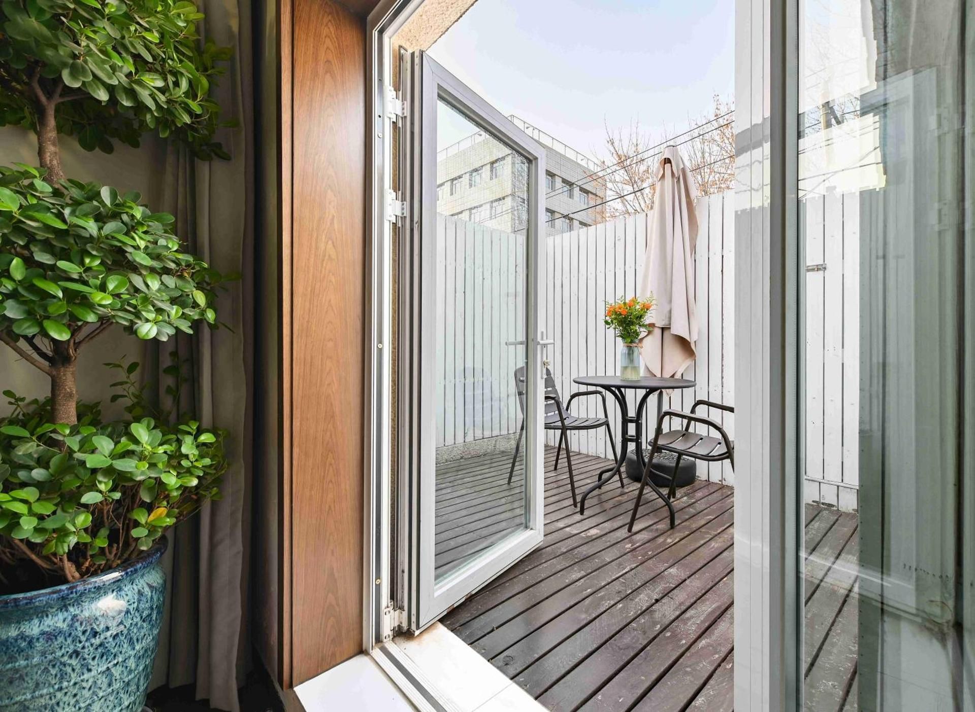 Sunshine Balcony Family Room