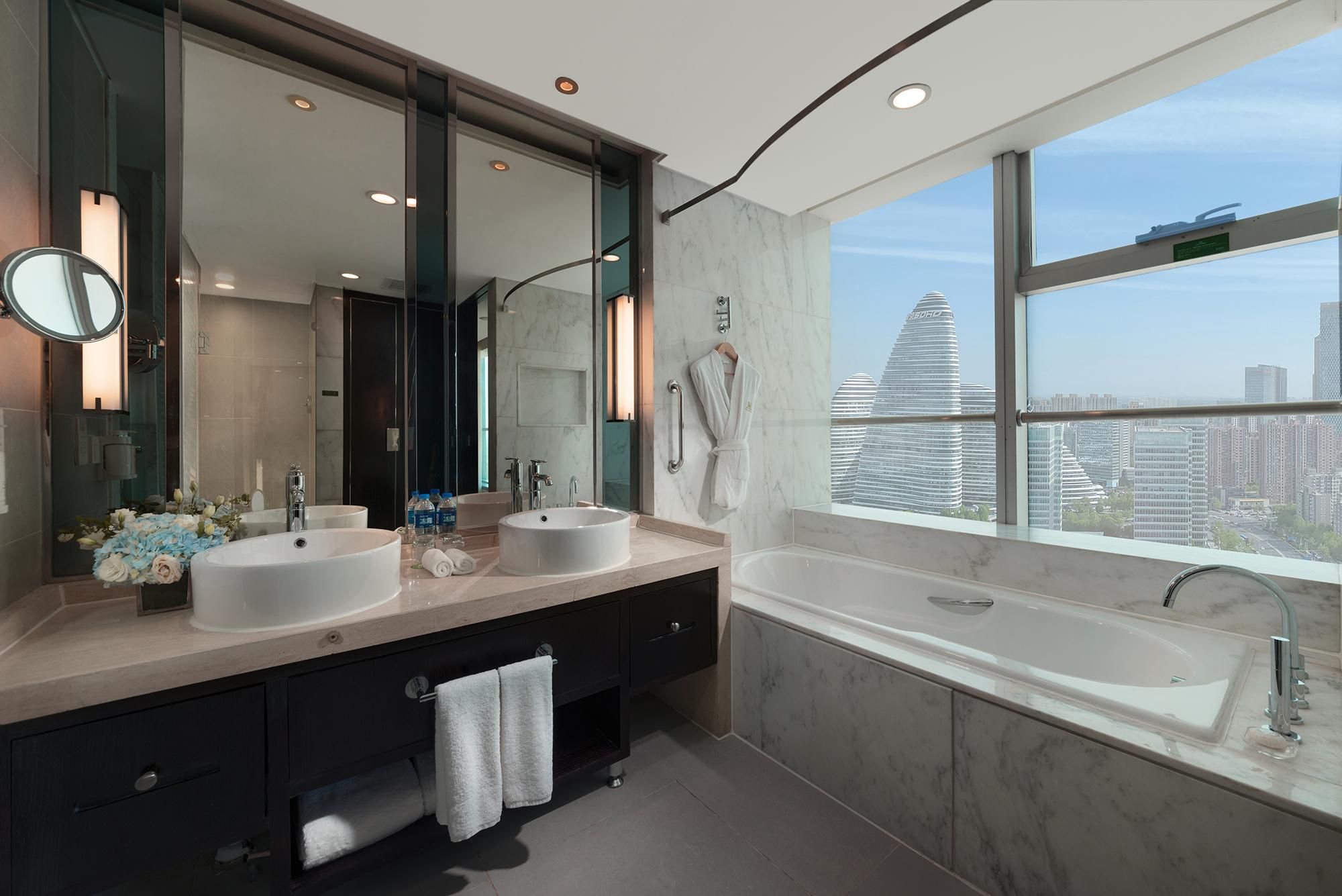 1 King Suite High Floor Lounge Access