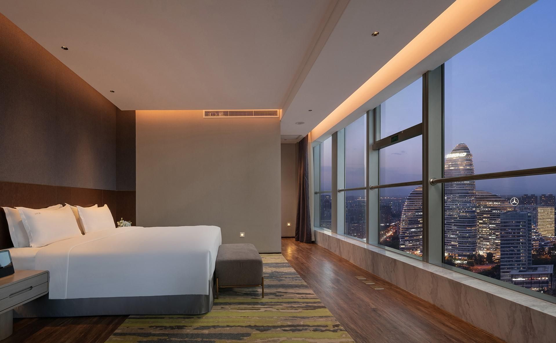 1 King Suite Panorama View