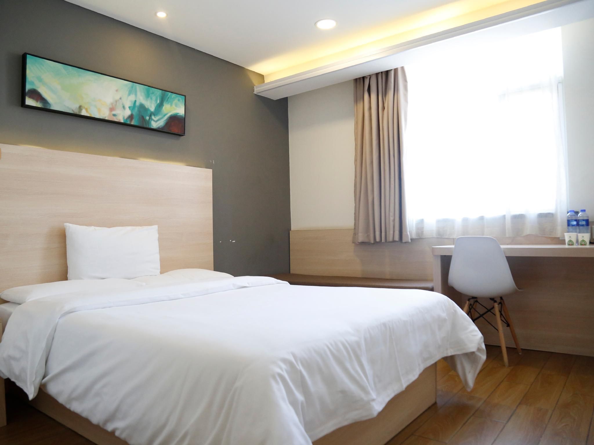 Hotel Queen Room