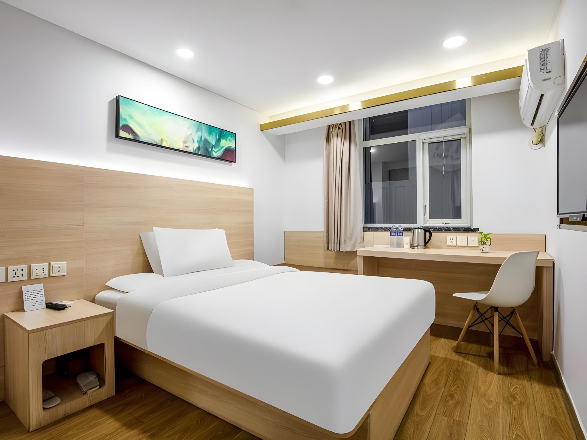 Hotel Queen Room