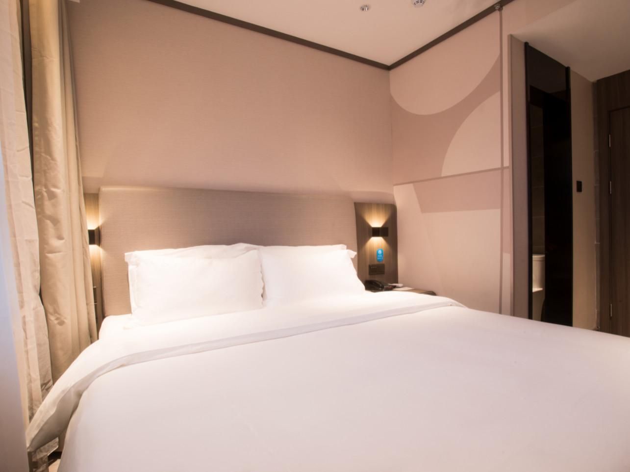 Huazhu - Room With Bed