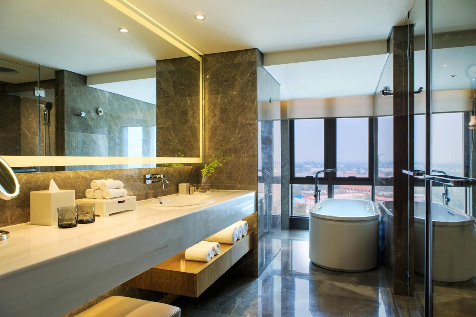 Club King Room with Lounge Access - Afternoon tea + Happy hour + Drink time + Two pieces of clothing ironing service every day