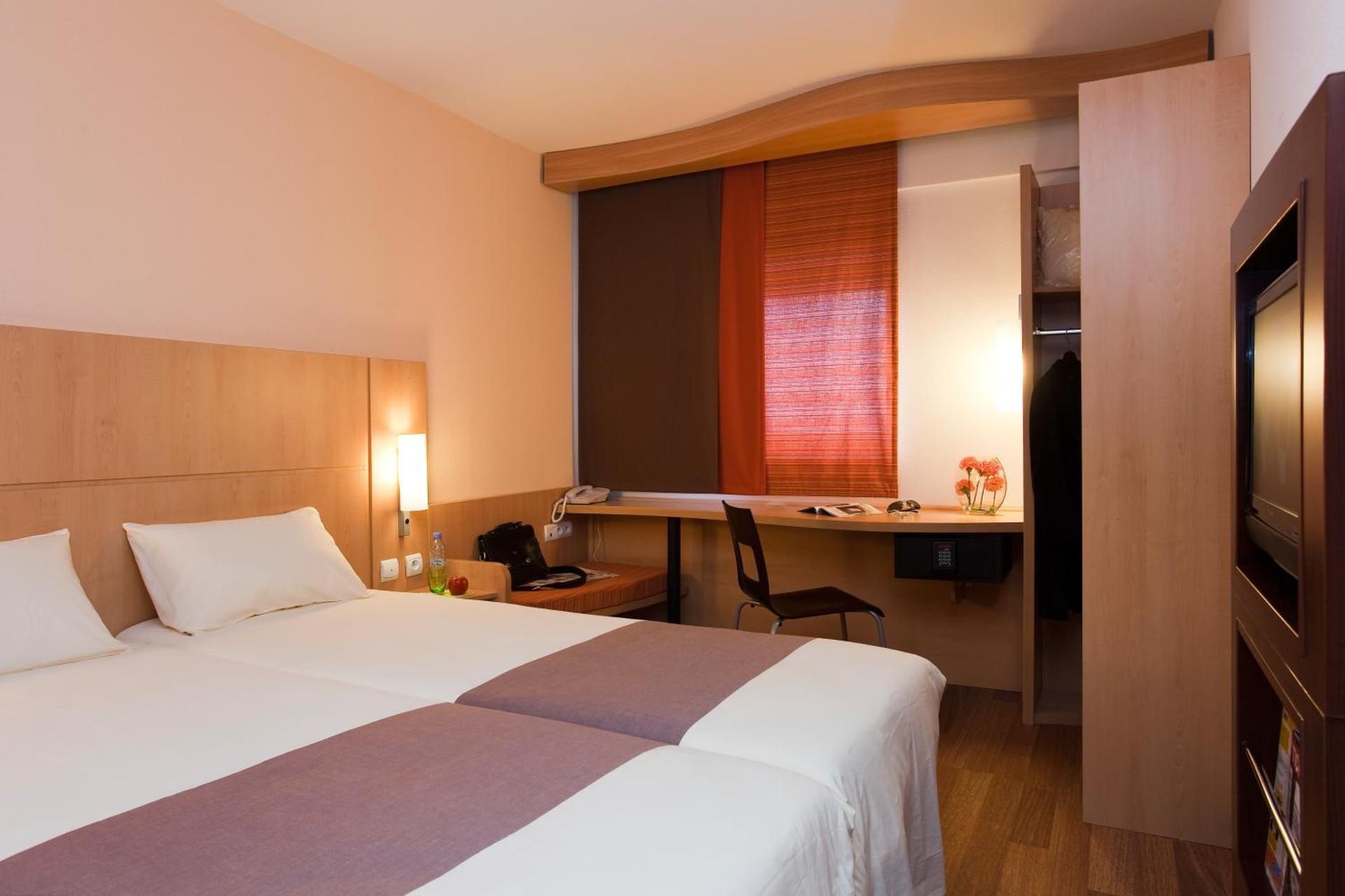 ibis San Luis Potosi Standard Room with twin beds