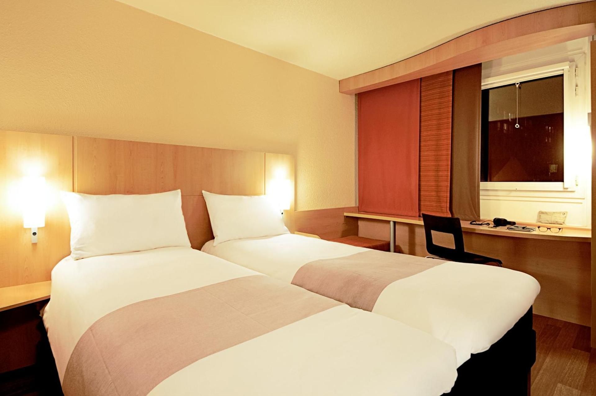 ibis San Luis Potosi Standard Room with twin beds 2