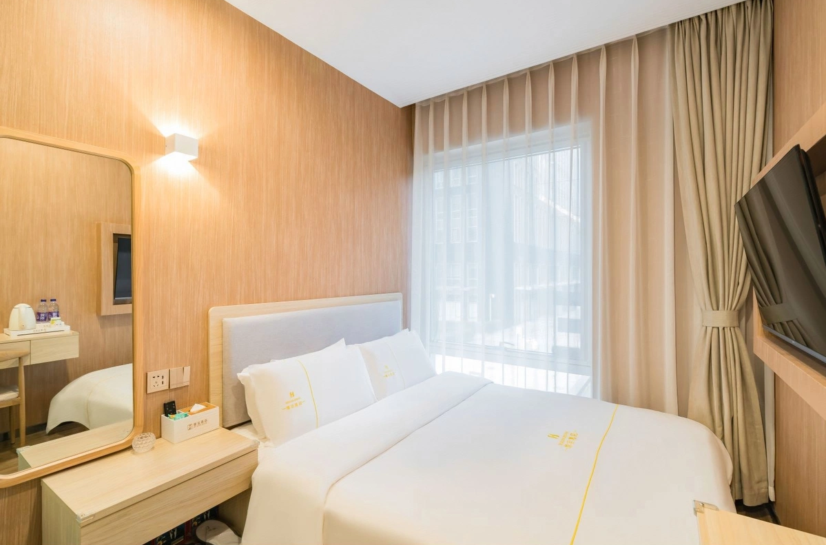Room with Queen Bed
