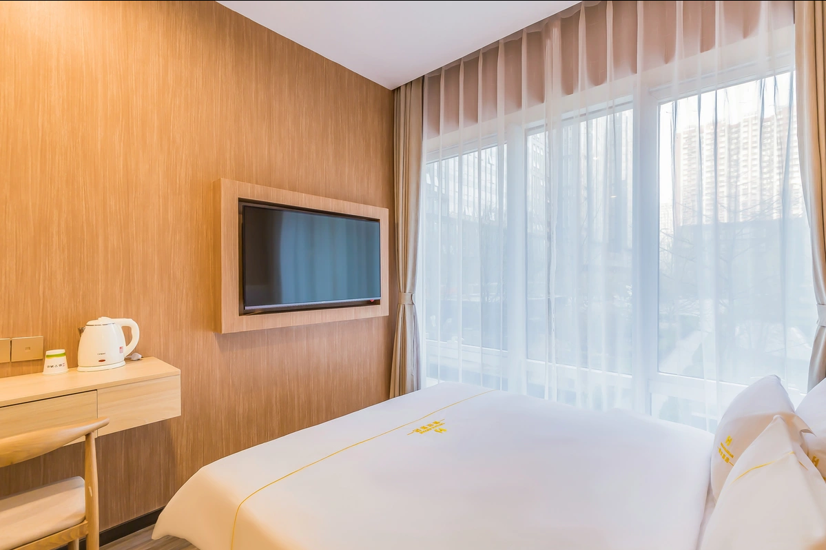 Room with Queen Bed
