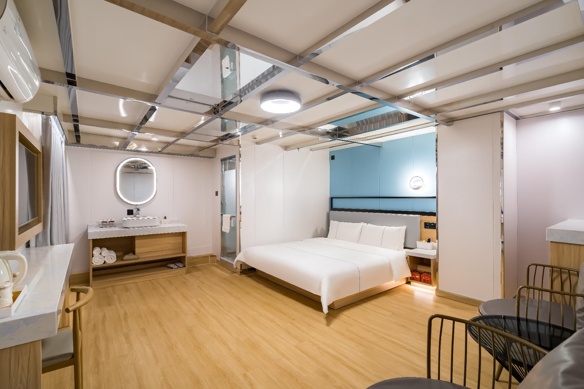 Business King Room