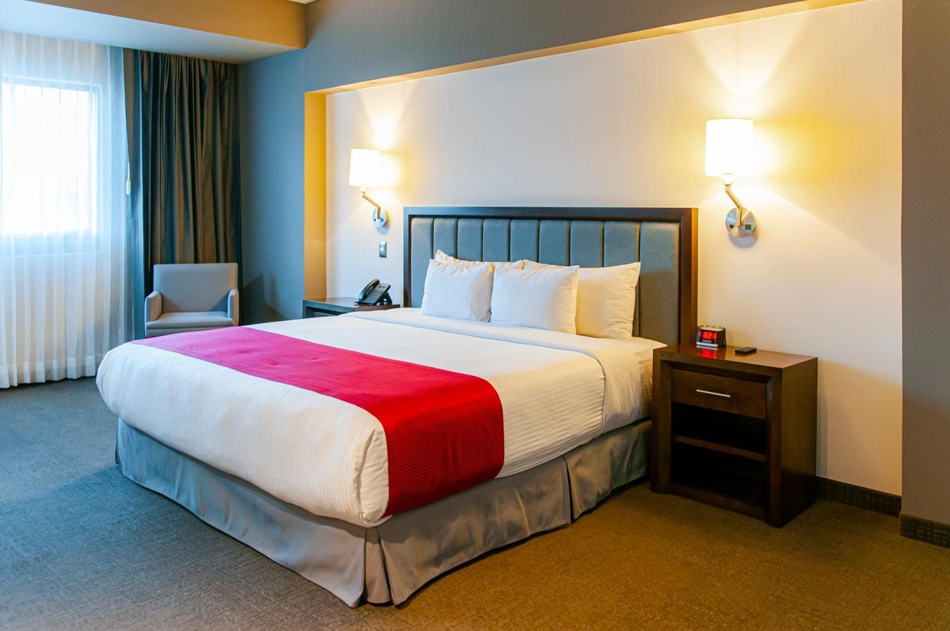 1 King Bed, Nonsmoking
