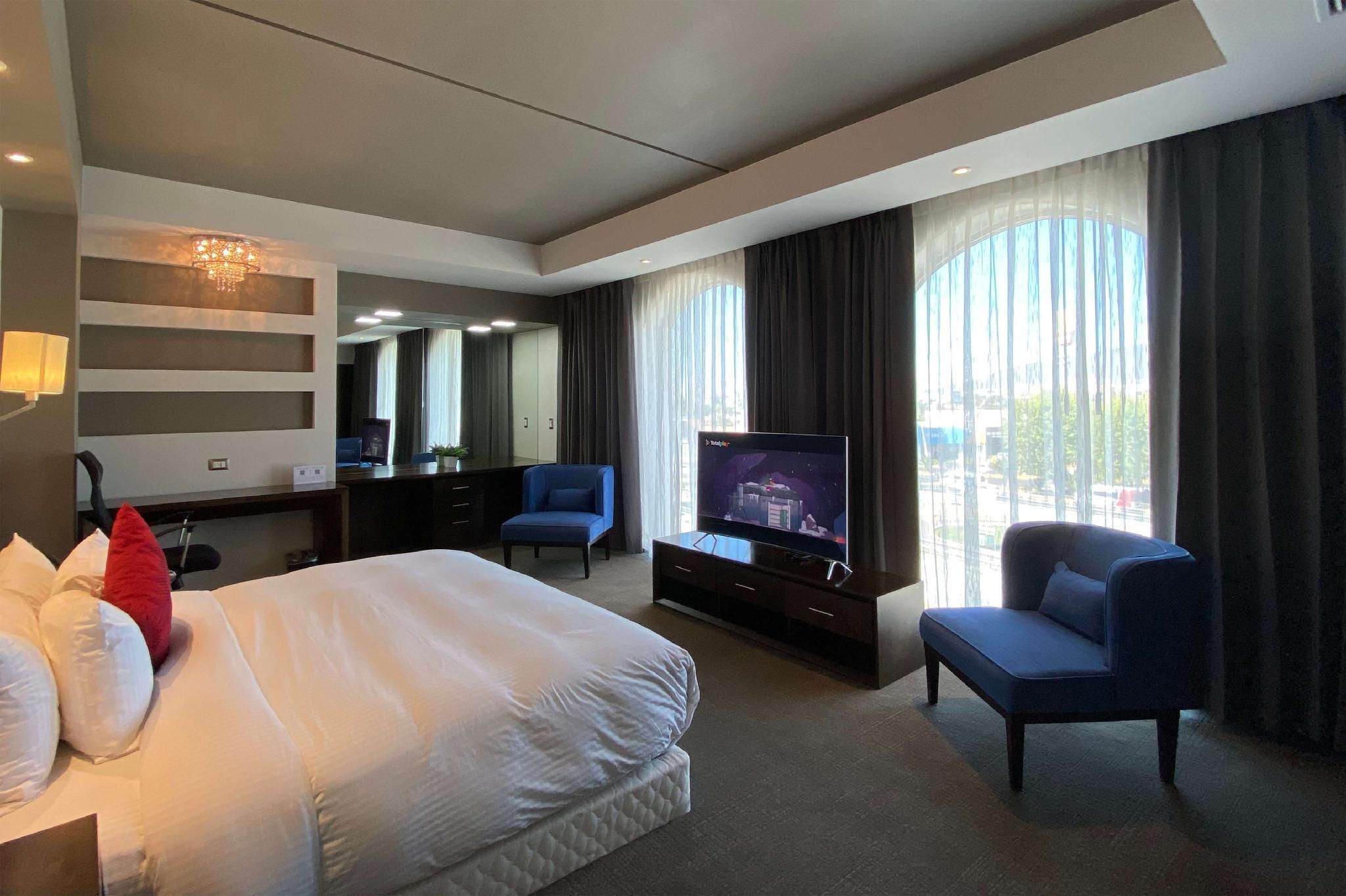 Suite-1 King Bed, Non-Smoking, Executive Suite, Sofabed, Whirlpool Bathtub, Wireless High-Speed Inte