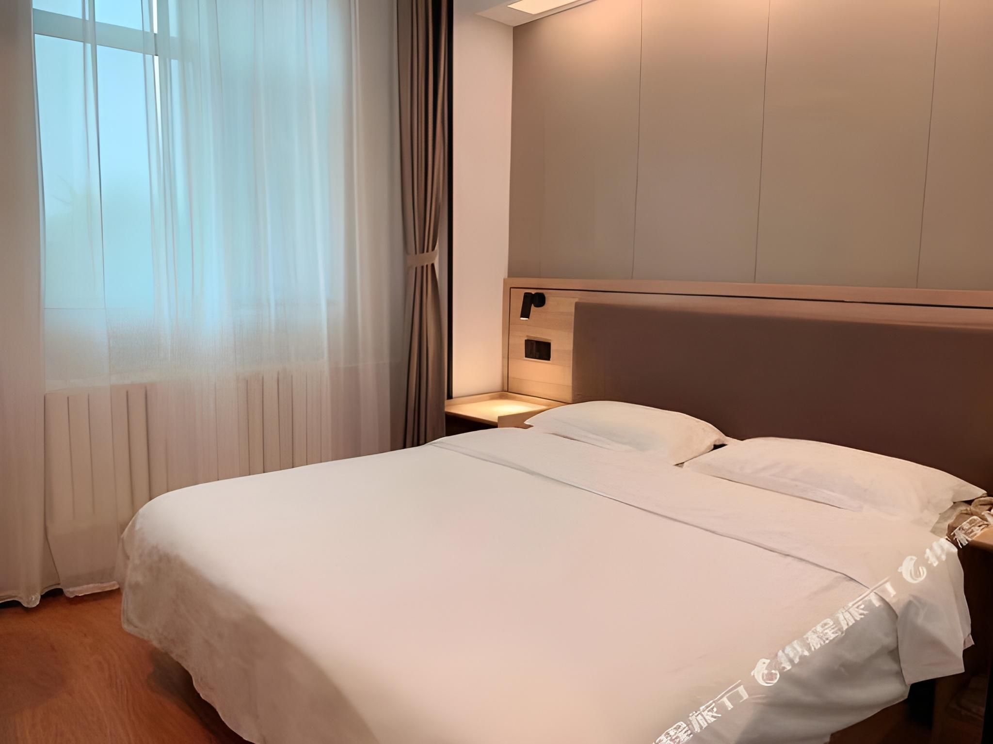 Business Queen Room