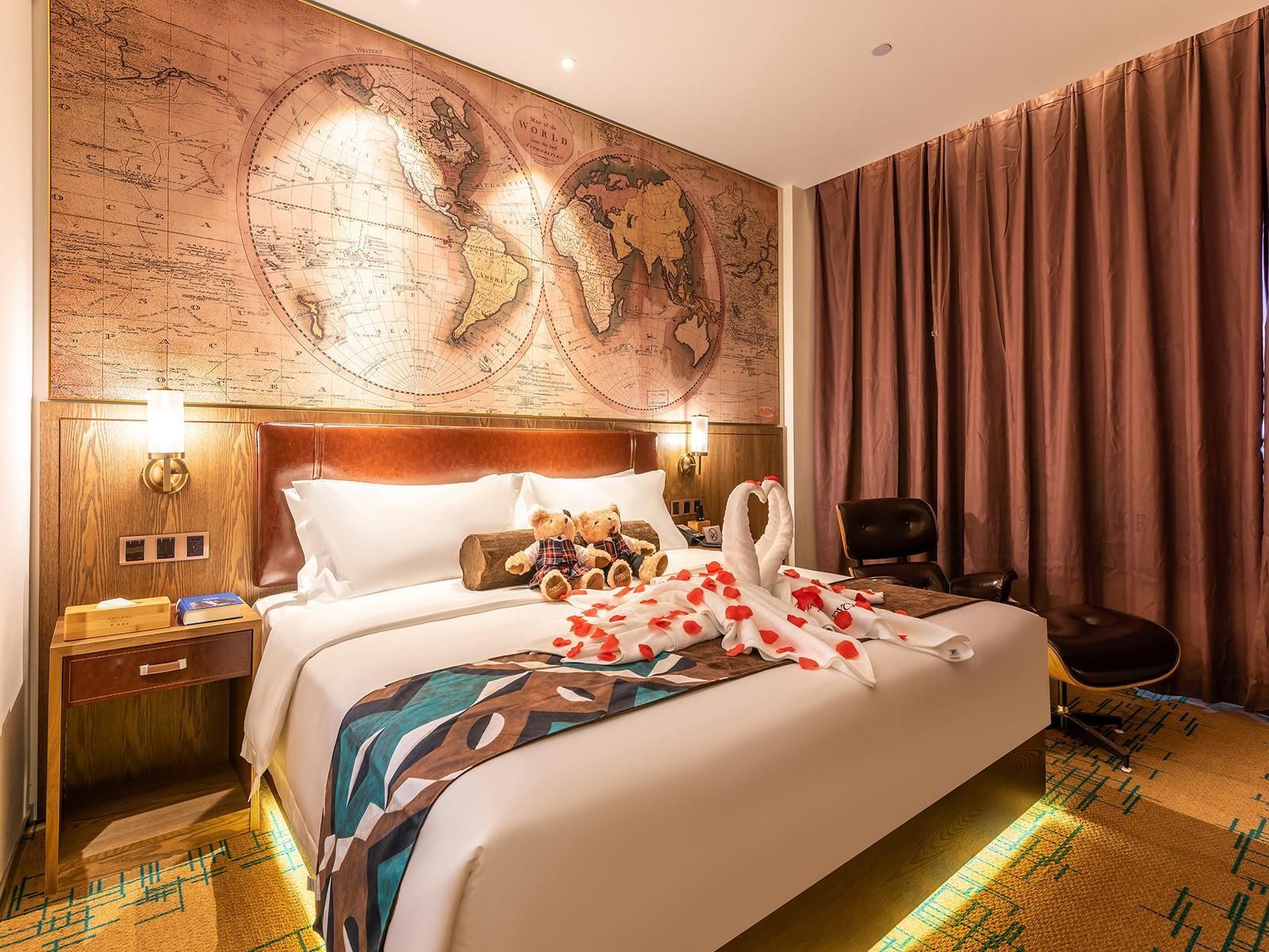 James Joyce - Queen Bed Room