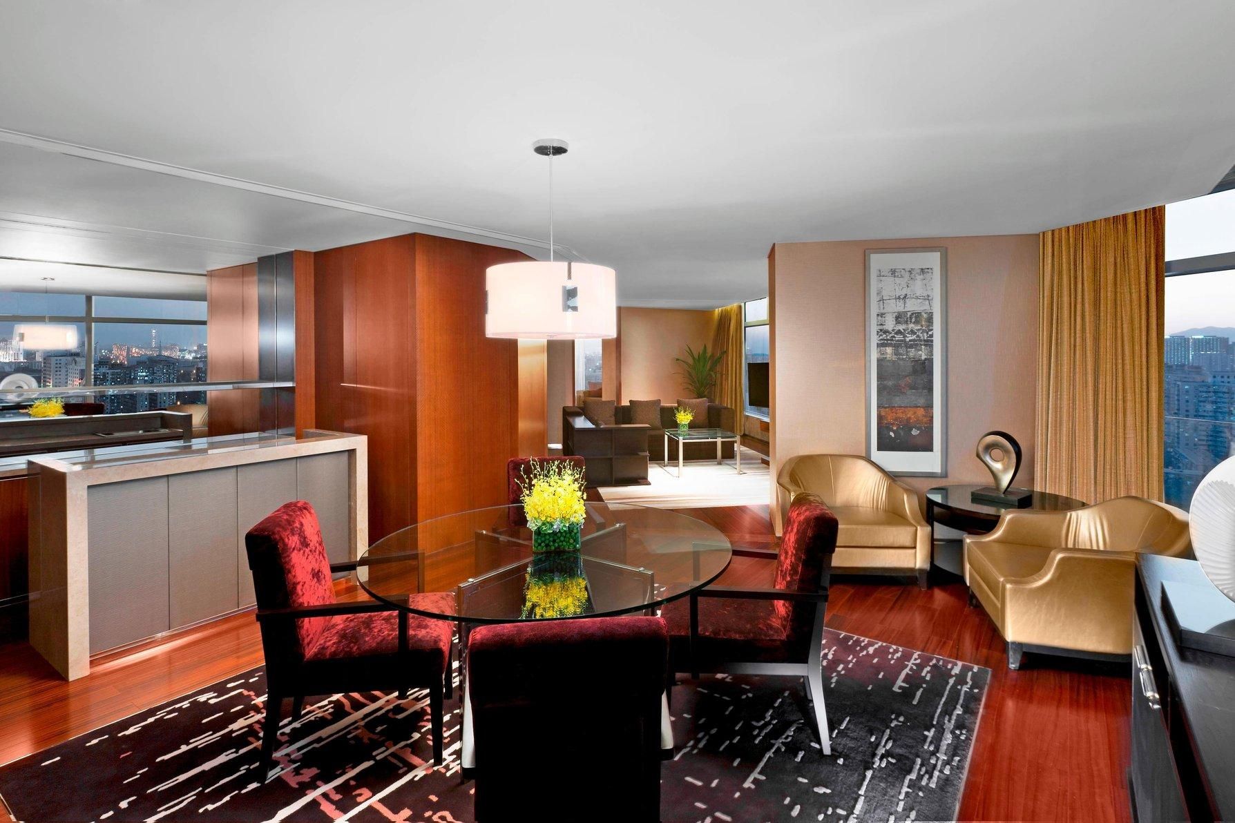 Club lounge access, 1 Bedroom Hospitality Suite, 1 King, City view