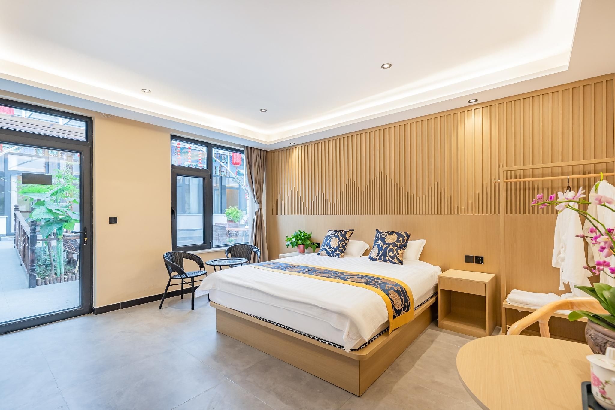Room with Queen Bed