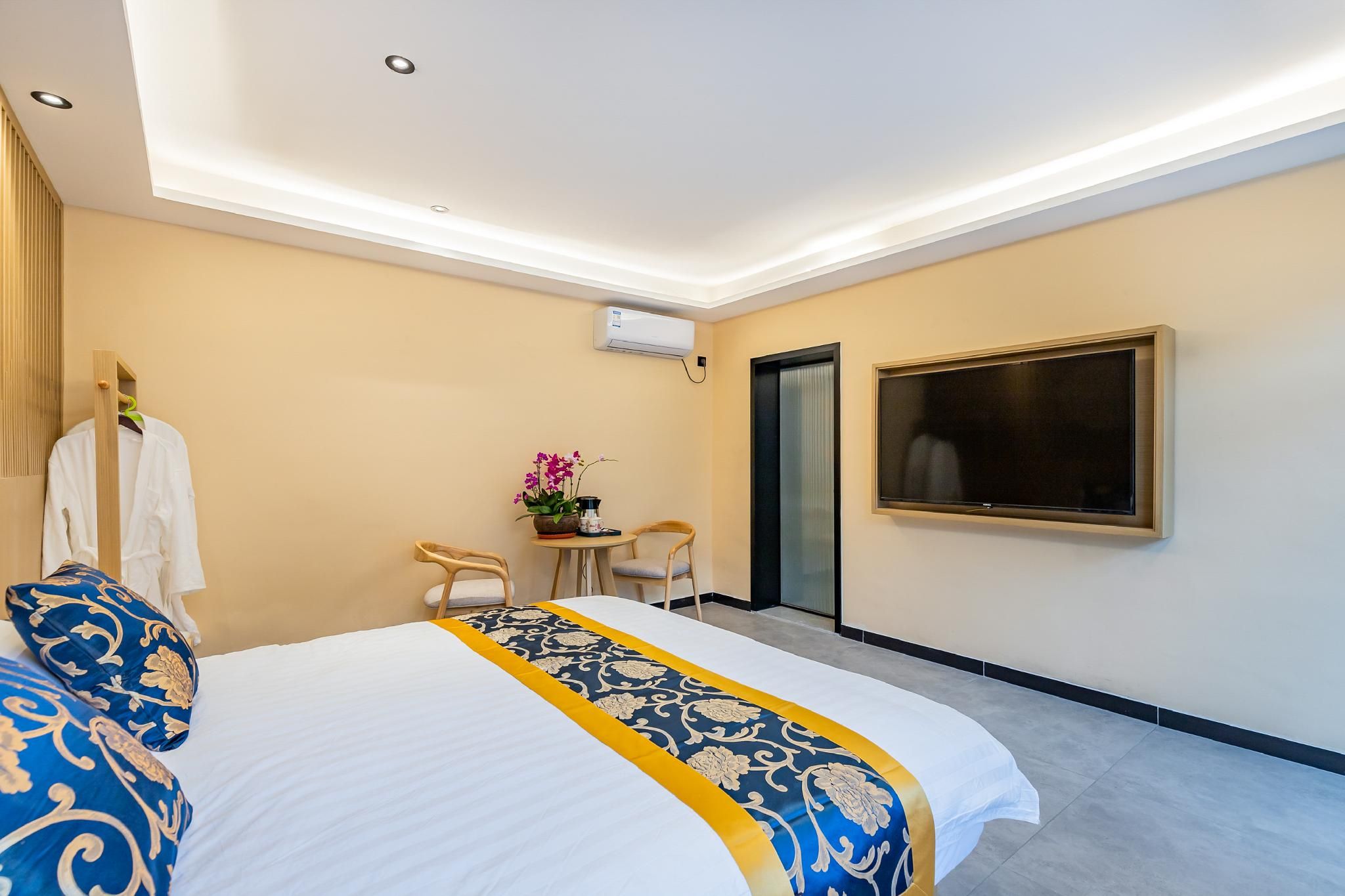 Room with Queen Bed