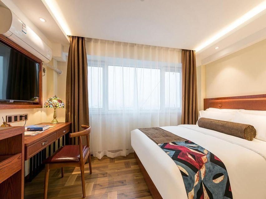 James Joyce - Queen Bed Room