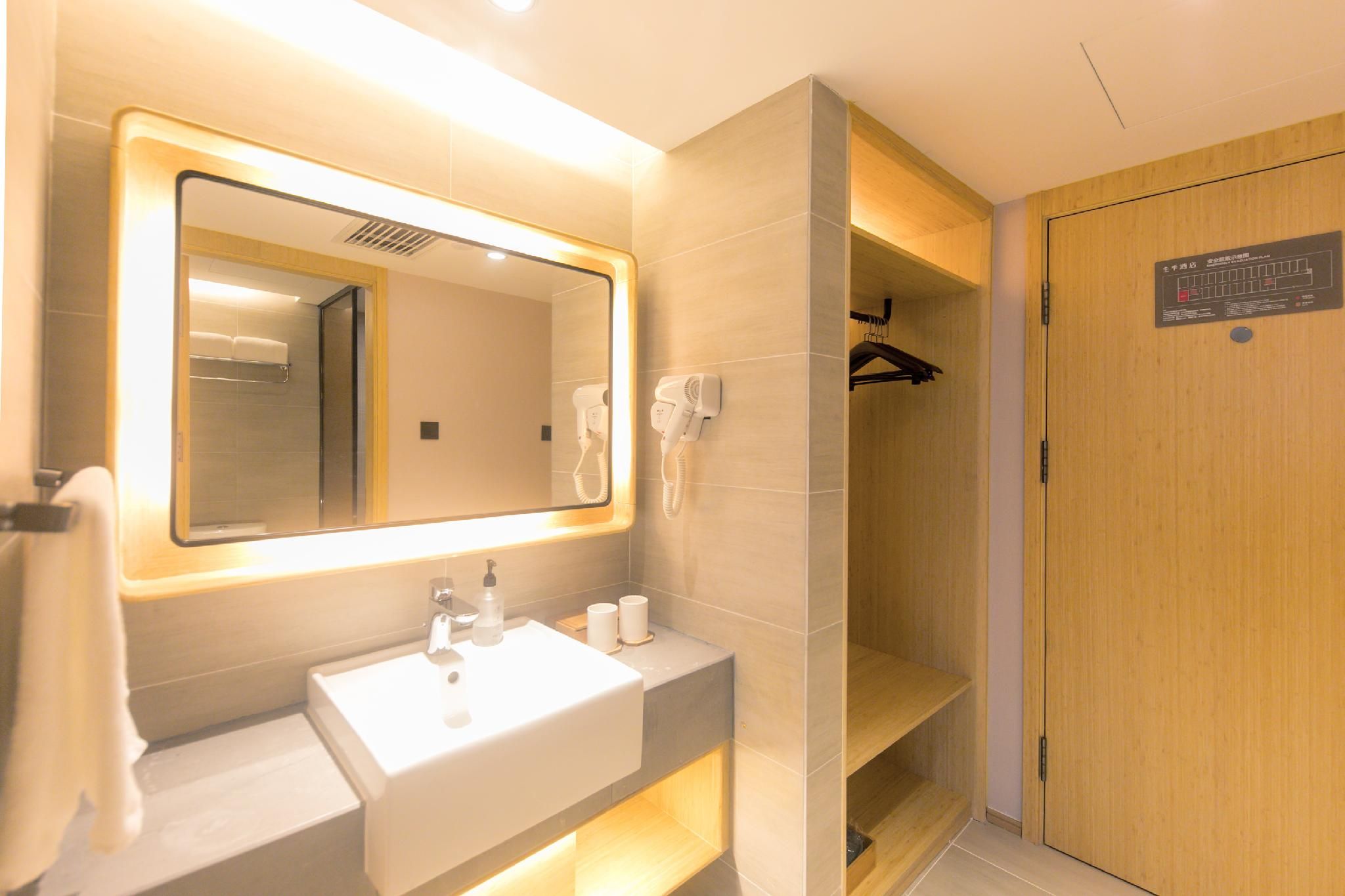 26069517_210729144400104136482