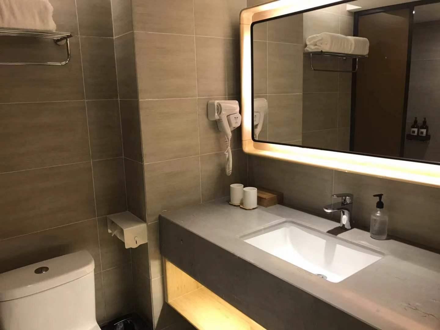 26069517_210729144600104136874