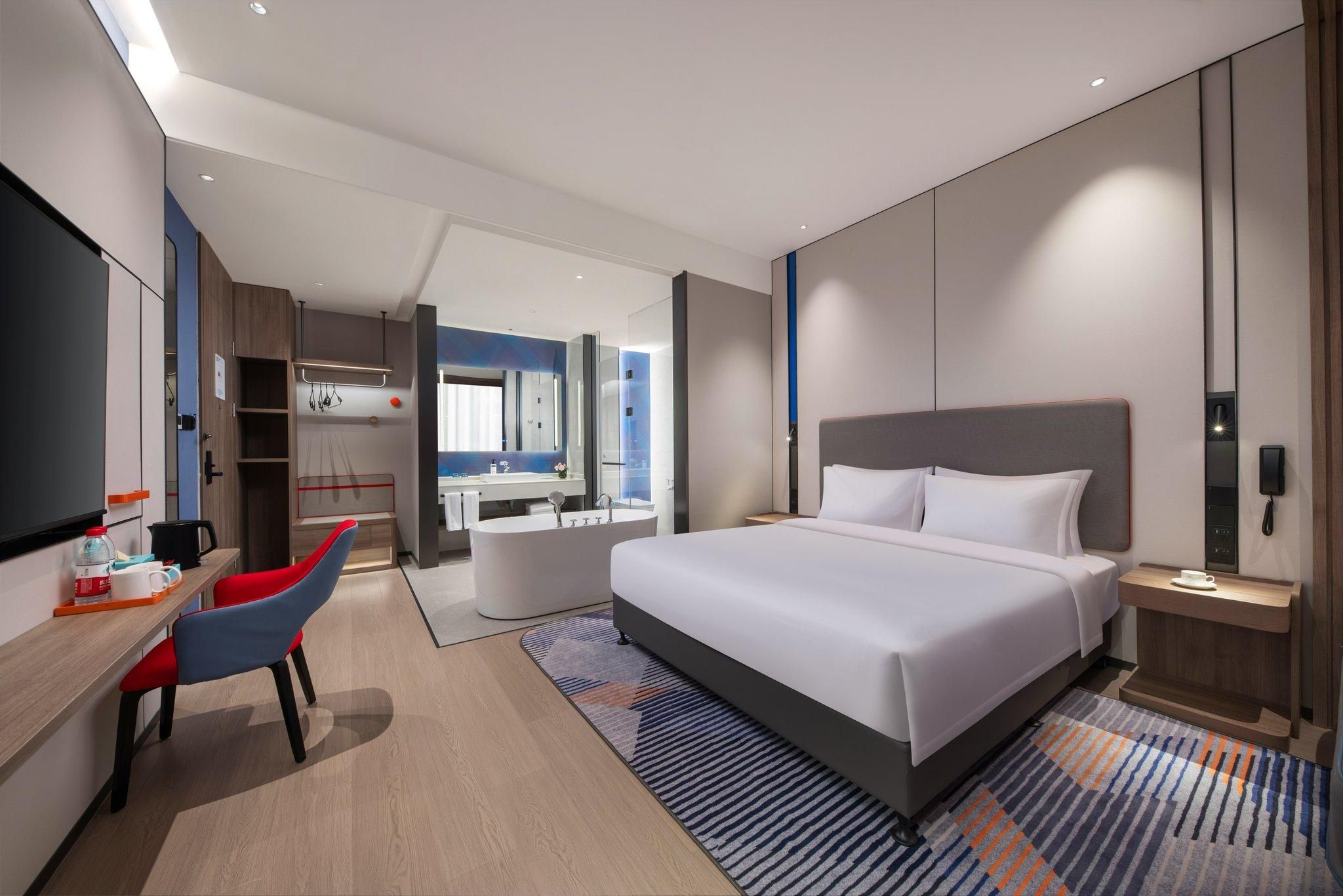 1 King Standard Extra Floor Space with Bath