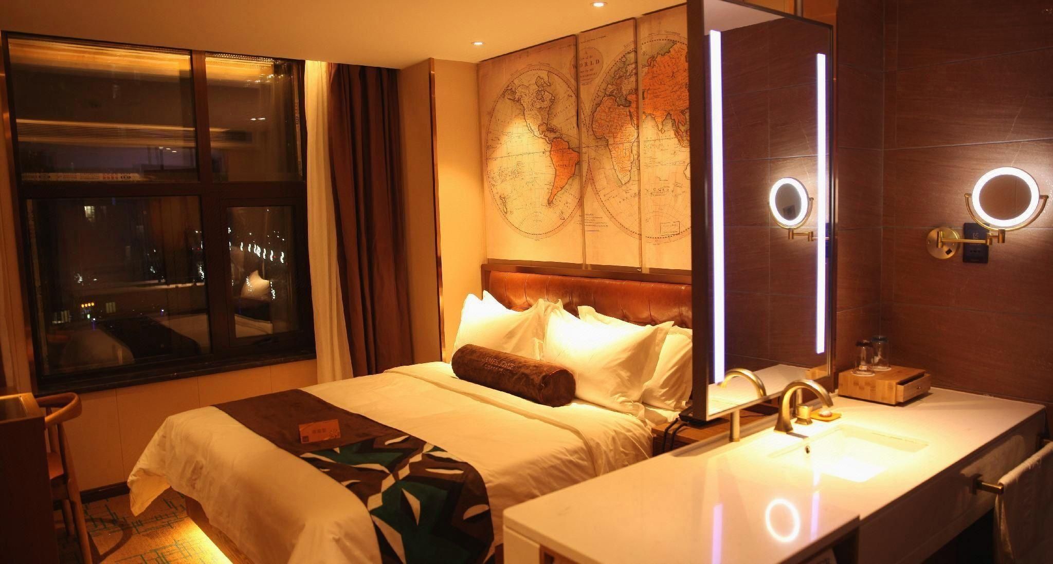 James Joyce - Feifan Delux Bed Room